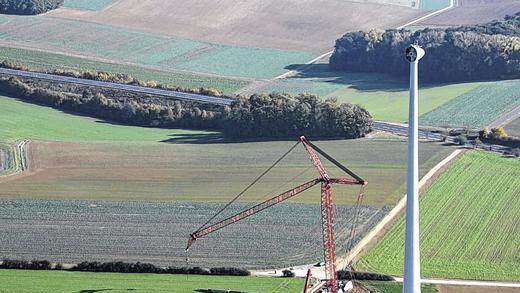 Nahe am Baustopp? Der Kreistag hat intensiv darüber diskutiert, welche Folgen es für den Landkreis Schweinfurt hat, wenn die Abstandsregelung von Windrädern zur Wohnbebauung erhöht werden sollte. In jedem Fall könnten deutlich weniger Anlagen gebaut werden, wie hier bei Waldsachsen, als bei heutigen Voraussetzungen.Archivfoto: Michael Mößlein