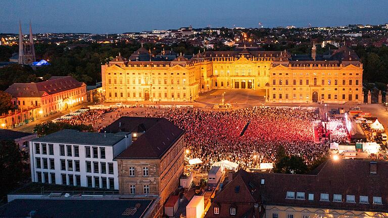 Paul Kalkbrenner spielte am Freitag vor der Residenz in Würzburg. 10.000 Elektro-Fans kamen, um mit dem international erfolgreichen DJ zu feiern.