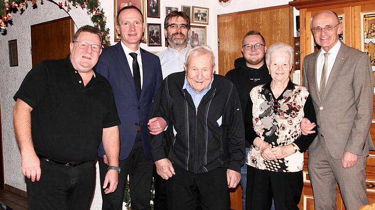 Zahlreiche Gratulanten fanden sich zu dem seltenen Fest der 'Eisernen Hochzeit' im Hause Malinowski ein (vordere Reihe von links): Sohn Jürgen, Bürgermeister Michael Ziegler, Heinz und Anna Malinowski sowie Landrat Wilhelm Schneider. Hintere Reihe von links: Stadtrat Wolfgang Alka und Enkel Jan.