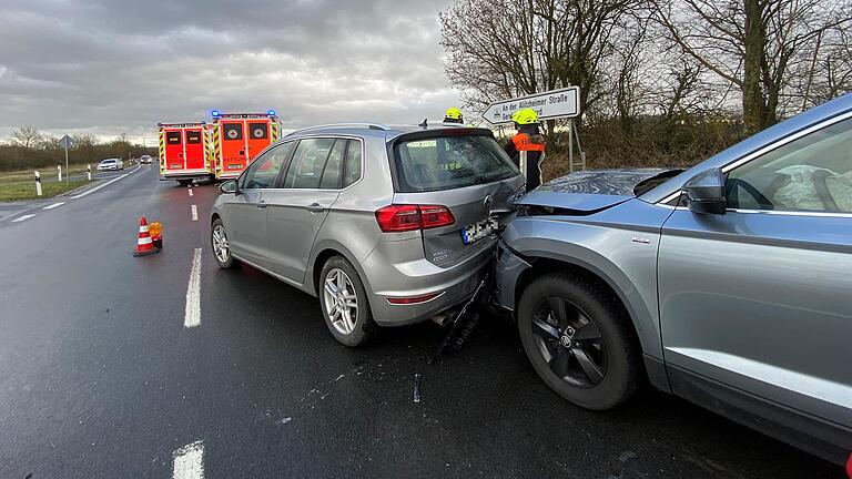 Beide Unfallfahrzeuge mussten nach Polizeiangaben abgeschleppt werden. Beide Unfallfahrzeuge mussten nach Polizeiangaben abgeschleppt werden.