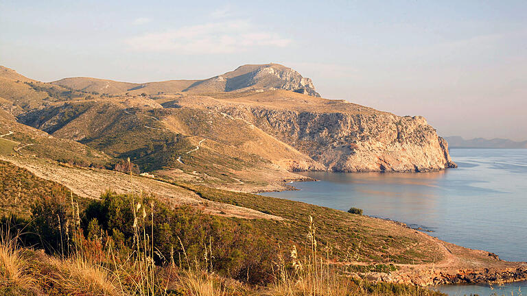 Naturpark Mallorca.jpg       -  Die steilen Felsküsten prägen unter anderem das Landschaftsbild des Naturparks der Halbinsel Levant auf Mallorca.