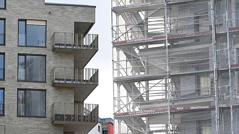 Baustelle Wohnungsbau       -  Klimafreundlich und gleichzeitig günstig zu bauen, ist schwierig. (Archivbild)