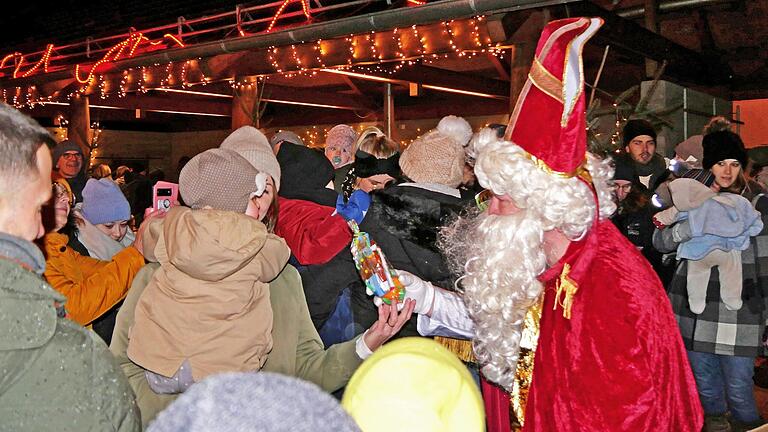 Sehr viel los war auf dem Dorfplatz in Dipbach, als der Nikolaus mit dem Feuerwehrauto vorfuhr und den Kindern im Dorf nette Geschenke mit Schokolade und Mandarinen schenkte.