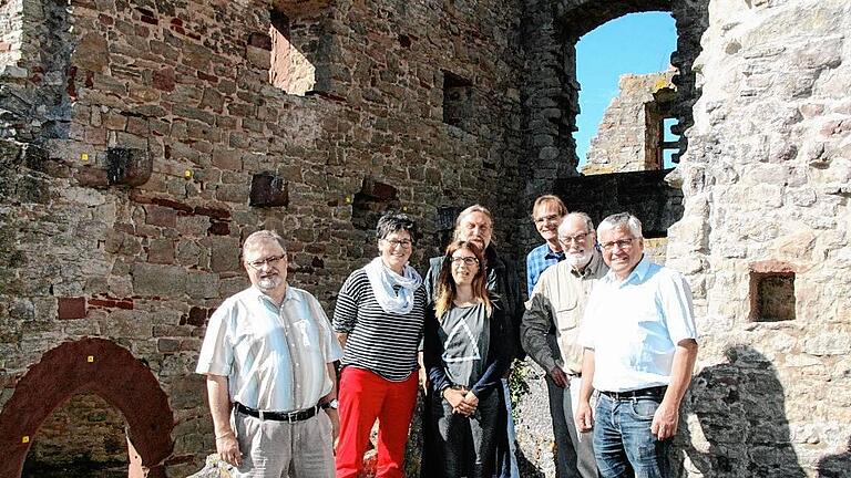 Ein Glücksfall für die Gemeinden Gössenheim und Karsbach und ihren Homburg- und Denkmalschutzverein ist das Interesse der Deutschen Burgenvereinigung und des Europäischen Burgeninstituts an der Burgruine Homburg, denn erstmals wird die bedeutende Anlage wissenschaftlich erforscht. Am Donnerstag trafen sich Gössenheims amtierender Bürgermeister Klaus Schäfer (links) und Karsbachs Bürgermeister Martin Göbel mit den Leitern des Forschungsprojekts (von links): Marie-Lou Zimmer, Vermessungsingenieurin Nicole Graf, Seminarleiter Dr. Joachim Zeune (Mittelalterarchäologie), Thomas Stahl und der ehemalige luxemburgische Denkmalamtsleiter Dr. John Zimmer (Archäologe und Vermessungsingenieur). Ein Glücksfall für die Gemeinden Gössenheim und Karsbach und ihren Homburg- und Denkmalschutzverein ist das Interesse der Deutschen Burgenvereinigung und des Europäischen Burgeninstituts an der Burgruine Homburg, denn erstmals wird die bedeutende Anlage wissenschaftlich erforscht. Am Donnerstag trafen sich Gössenheims amtierender Bürgermeister Klaus Schäfer (links) und Karsbachs Bürgermeister Martin Göbel mit den Leitern des Forschungsprojekts (von links): Marie-Lou Zimmer, Vermessungsingenieurin Nicole Graf, Seminarleiter Dr. Joachim Zeune (Mittelalterarchäologie), Thomas Stahl und der ehemalige luxemburgische Denkmalamtsleiter Dr. John Zimmer (Archäologe und Vermessungsingenieur).