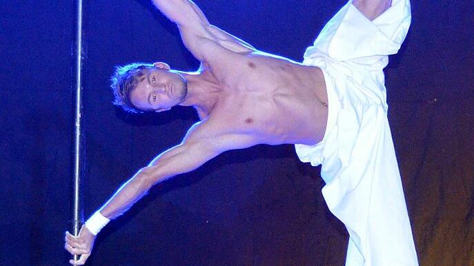 Danilos Luft-Handstand. Danilos Luft-Handstand.