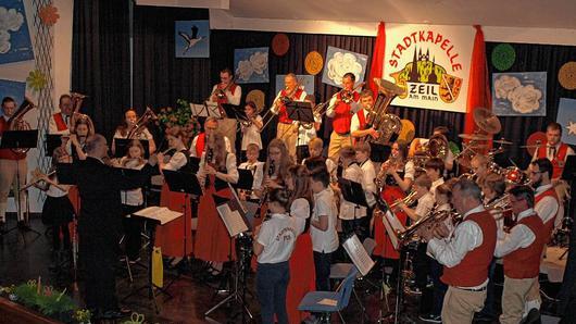 Bei der Zugabe: Der Massenchor aus Stadtkapelle Zeil und Jugendorchester.