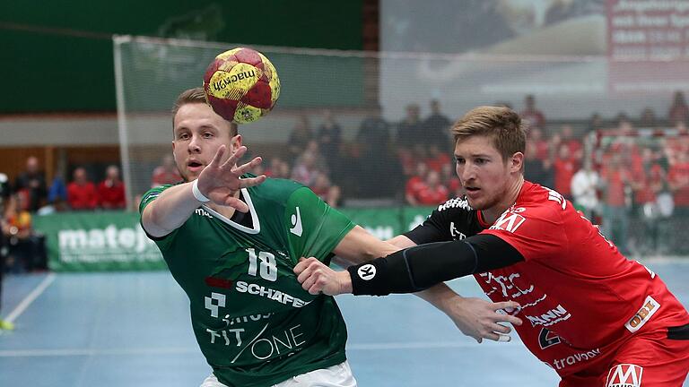 DHB-Pokal Achtelfinale, DJK Rimpar Wölfe - HC Erlangen       -  Kreativdirektor der Rimparer Wölfe und einer der besten Assist-Geber der Liga: Steffen Kaufmann (links, im Zweikampf mit seinem ehemaligen Mannschaftskameraden Jan Schäffer vom HC Erlangen).