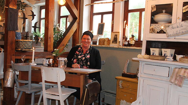 Nostalgie und Gemütlichkeit: Nicole Stiefel hat im ehemaligen Gasthaus „Grüner Baum“ in Willmars ihren „Heimathafen“ Shabbychic &amp; Vintage mit kleinem Wohlfühlcafé eröffnet.