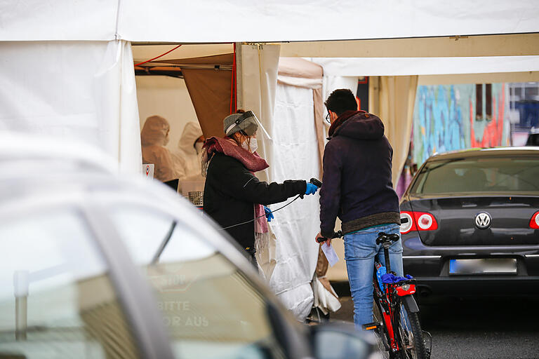 Ein Bürger hat die Drive-In Teststrecke mit seinem Fahrrad genutzt.