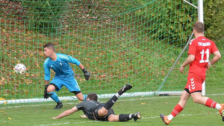 Mit einem Flugkopfball, der zur Ecke gelenkt werden sollte, wurde der Reichenbacher Dominik Seufert (liegend) zur tragischen Figur des Spiels, denn der Ball schlug kurz vor dem Pause im eigenen Kasten ein. Foto: ssp       -  Mit einem Flugkopfball, der zur Ecke gelenkt werden sollte, wurde der Reichenbacher Dominik Seufert (liegend) zur tragischen Figur des Spiels, denn der Ball schlug kurz vor dem Pause im eigenen Kasten ein. Foto: ssp