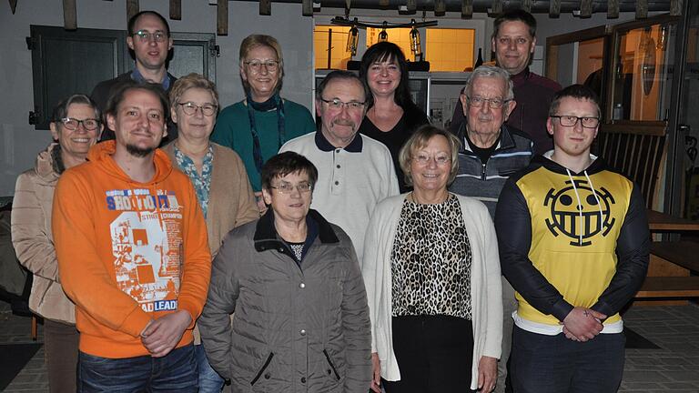 Die neue Vorstandschaft des Heimat- und Verschönerungsvereins Erlenbach mit der im Amt bestätigten Vorsitzenden Erika Diener (erste Reihe, Zweite von rechts) und Bürgermeister Georg Neubauer (hinten rechts).