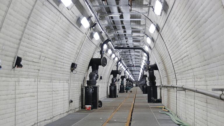 Abfalldeponie Wirmsthal - Im Entwässerungstunnel laufen die Sickerwasser-Drainagen der Deponie zusammen. Abfalldeponie Wirmsthal - Im Entwässerungstunnel laufen die Sickerwasser-Drainagen der Deponie zusammen.
