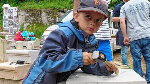 „Graser Junior“ scheint das Steineklopfen im Blut zu liegen. Martin Grasers Sohn Johannes zeichnete einen Radlader auf den Sandstein und klopfte ziemlich fachmännisch drauf los. „Graser Junior“ scheint das Steineklopfen im Blut zu liegen. Martin Grasers Sohn Johannes zeichnete einen Radlader auf den Sandstein und klopfte ziemlich fachmännisch drauf los.