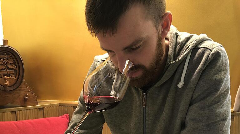 Martin Göbel bei der Verkostung seines ersten 2018er Rotweines.