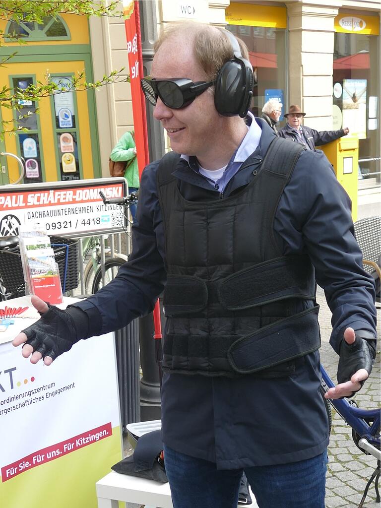 Seh- und Hörgeschädigt und mit Beschwernissen des Alters unterwegs: Oberbürgermeister Stefan Güntner