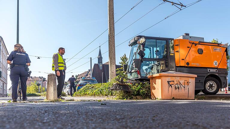 In der Weingartenstraße in Würzburg kam am Mittwochvormittag es zu einem Zusammenprall zwischen einer Straßenbahn und einer Kehrmaschine.