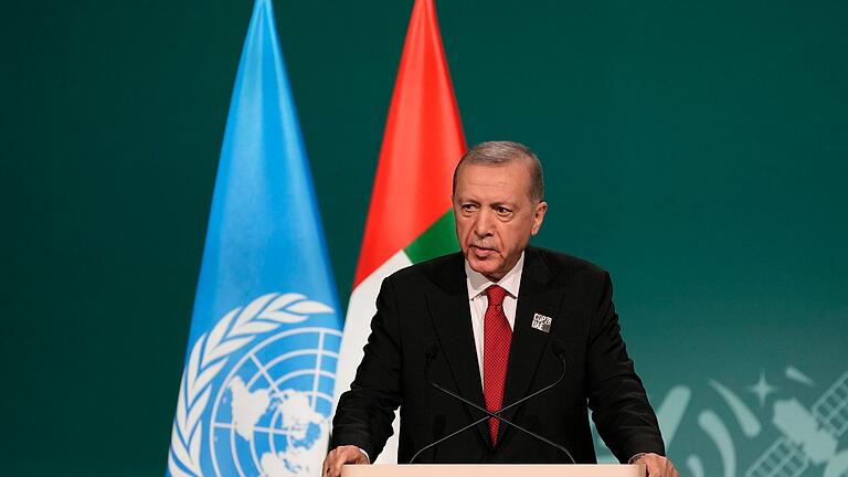 Weltklimakonferenz der Vereinten Nationen in Dubai.jpeg       -  01.12.2023, Vereinigte Arabische Emirate, Dubai: Recep Tayyip Erdogan, Präsident der Türkei, spricht während einer Plenarsitzung auf dem UN-Klimagipfel COP28. Foto: Peter Dejong/AP/dpa +++ dpa-Bildfunk +++