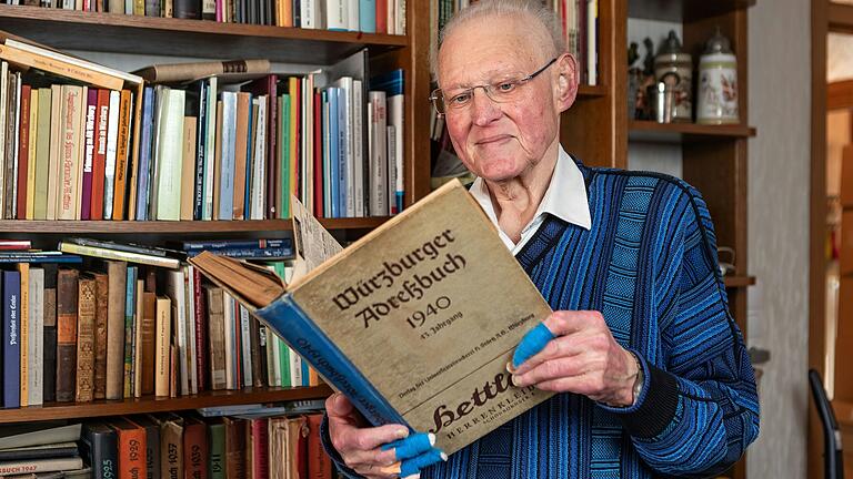 Willi Dürrnagel vor dem Bücherregal in seinem Haus in der Sanderau. Der 77-Jährige spricht über seine Krebserkrankung.&nbsp;