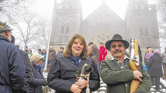 Alle Schützen hörten auf ihr Kommando: Carola Vetter, die hier von Harald Lehnert mit einem Schaftböller flankiert wird.