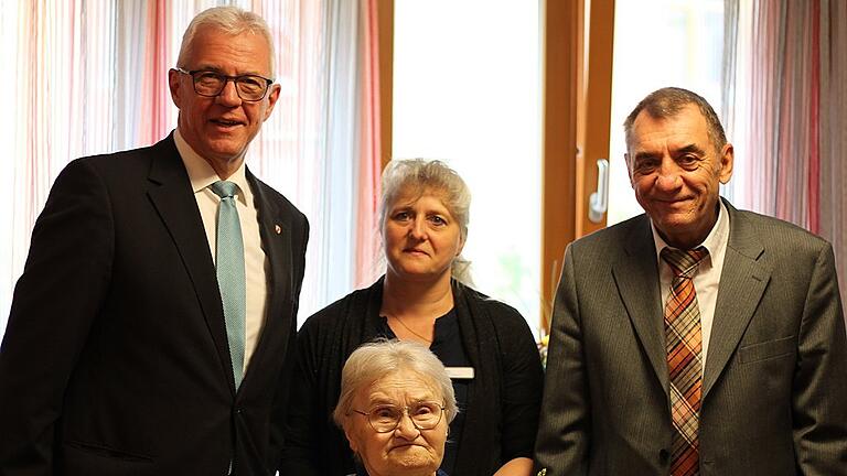 Zum 90. Geburtstag von Gertrud Koch gratulierten unter anderem stellvertretender Landrat Oskar Ebert (rechts), Bürgermeister Günther Werner und Elke Ehlert, Leiterin von St. Bruno.