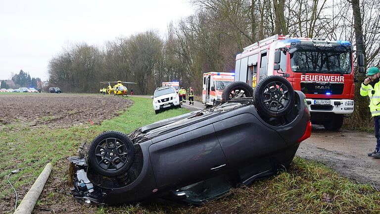 Nach dem Unfall blieb der Wagen des Unfallfahrers auf dem Gehägsweg bei Hettstadt auf dem Dach liegen. Augenzeugen retteten ihn aus den Trümmern, für die Spaziergänegrin kam jede Hilfe zu spät.