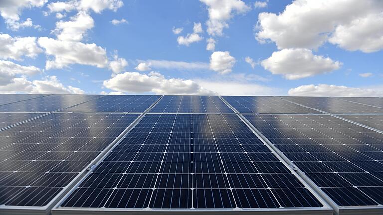 Wolken stehen am blauen Himmel über einem neuen Solarpark in diesem Symbolbild. In Zimmern wird es jedoch keinen weiteren mehr geben.