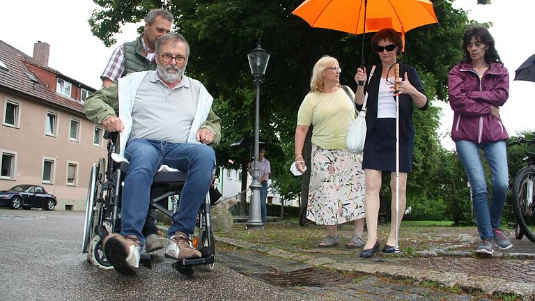 Im Juli hatte die Stadtratsfraktion von Geo-net zu einem Rundgang durch die Stadt eingeladen, um zusammen mit der Arbeitsgruppe 'Barrierefreiheit' auf Stellen an Gehwegen und Übergängen hinzuweisen, die für Menschen mit Handicap problematisch sind. Das Bild entstand in der Östlichen Allee.