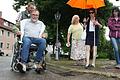 Im Juli hatte die Stadtratsfraktion von Geo-net zu einem Rundgang durch die Stadt eingeladen, um zusammen mit der Arbeitsgruppe 'Barrierefreiheit' auf Stellen an Gehwegen und Übergängen hinzuweisen, die für Menschen mit Handicap problematisch sind. Das Bild entstand in der Östlichen Allee.
