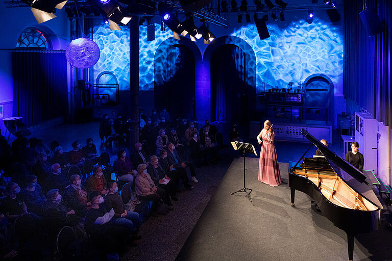 Rund 50 Gäste besuchen das Konzert „Of rain and love“ bei dem Kammermusik! Festival im Maschinenhaus im Bürgerbräugelände in Würzburg.