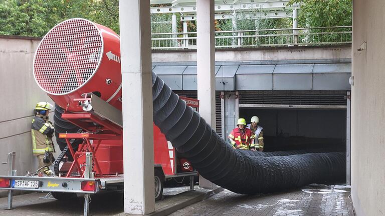 Nach dem Brand zweier Autos in einer Tiefgarage in Marktheidenfeld setzte die Feuerwehr einen Großlüfter ein, um den Rauch zu entfernen.