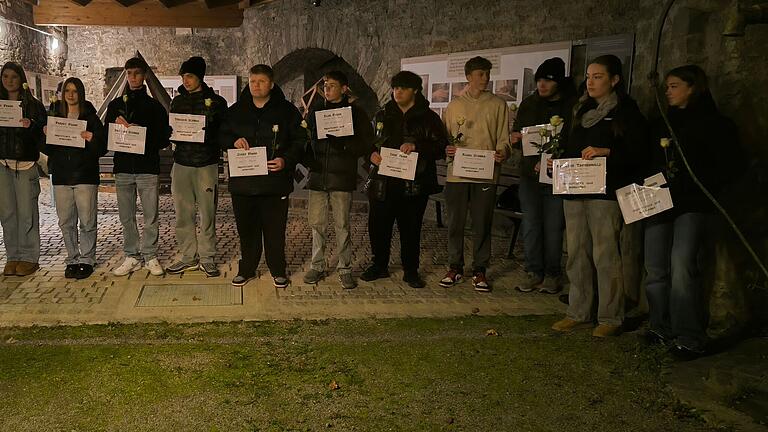 Gedenkstunde zum Pogroms im Schlosshof.