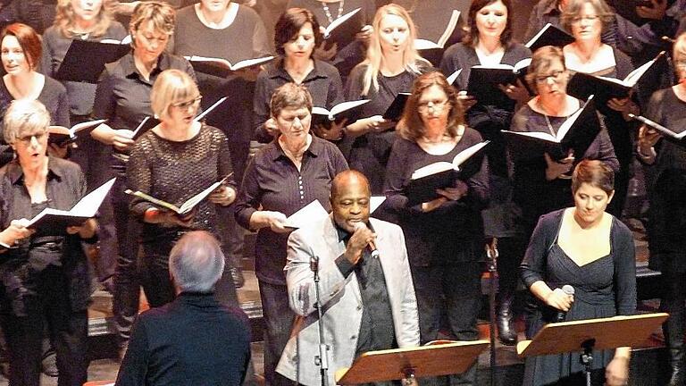 Fremdherrschaft und Unterdrückung: Ausdrucksstark besangen die Solisten Tyndale Thomas und Franny Fuchs (vorne rechts) den Ruf nach Freiheit.