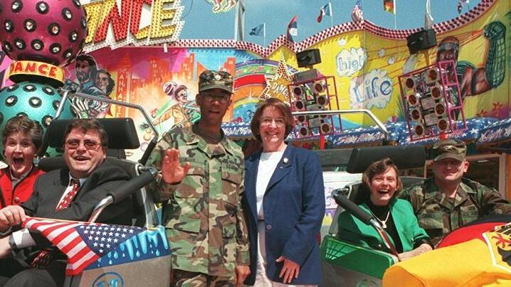 Beim Deutsch-Amerikanischen Freundschaftsfest 1998: (von links) Jo Jones, Bürgermeister Adolf Bauer, Oberstleutnant Charles D. Allen mit seiner Frau Ann, Doris Bauer und Oberst Roger Jones.