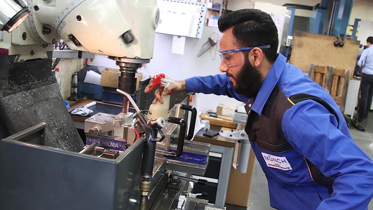 Ahmad Al-Salame macht eine Ausbildung zum Zerspanungsmechaniker bei der Münch GmbH in Karlstadt.