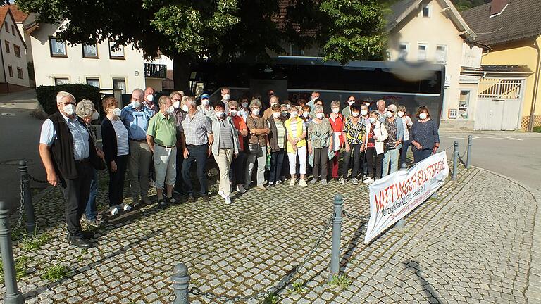 Die Reiseteilnehmer vor dem Abendessen in Ramsthal (Lkr. Schweinfurt).