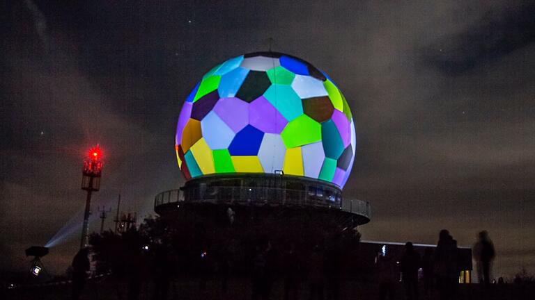 75 Jahre Hessen auf der Wasserkuppe - dieses Jubiläum wurde durch eine bunte Illumination des Radoms spektakulär begangen.