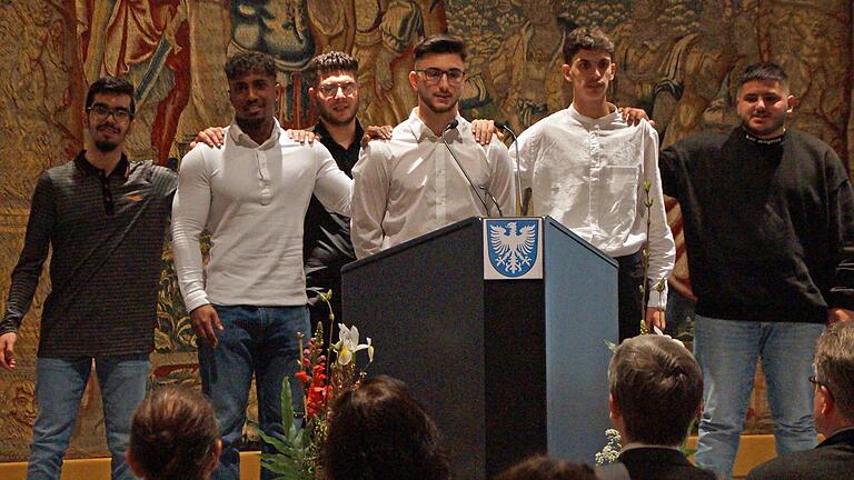 Wollen sich für die Grundwerte unserer Gesellschaft einsetzen: Die Heroes bei ihrer Präsentation (von links) Abdul Kader Ayoubi, Yuel Emha, Khaled Bakkour, Hasan Hamo, Ahmad Bakkour, Mohamed Abou Kash.