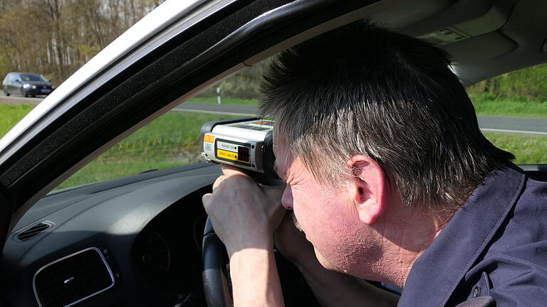 Mit der Laserpistole kontrollierten Beamte der Polizeiinspektion Haßfurt beim Blitzmarathon die Geschwindigkeit der Verkehrsteilnehmer. Mit der Laserpistole kontrollierten Beamte der Polizeiinspektion Haßfurt beim Blitzmarathon die Geschwindigkeit der Verkehrsteilnehmer.