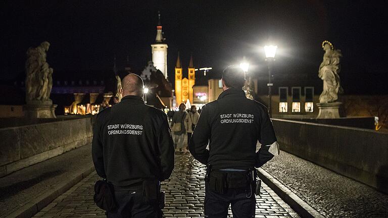 Unser Archivbild zeigt zwei Mitarbeiter des Ordnungsdienstes der Stadt Würzburg auf der Alten Mainbrücke.