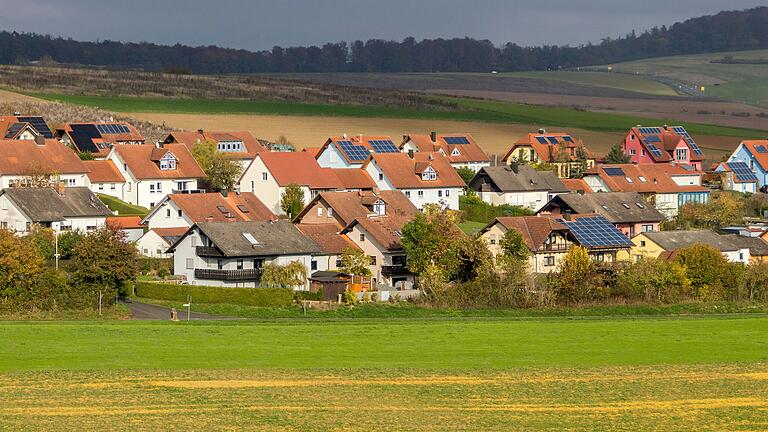 Eine Sanierungs- und Ausbbaumaßnahme steht im Weyersfelder Siedungsgebiet in der Weinbergstraße an. Über der Stand der Vorbereitungen informierte Bürgermeister Martin Göbel in der Bürgerversammlung.