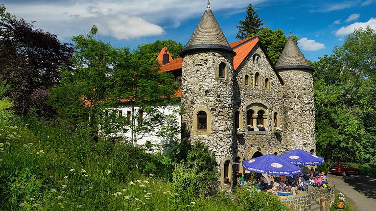 Das Jagdschloss Holzberghof in der Rhön wurde im 16. Jahrhundert von den Freiherren von Thüngen erreichtet.