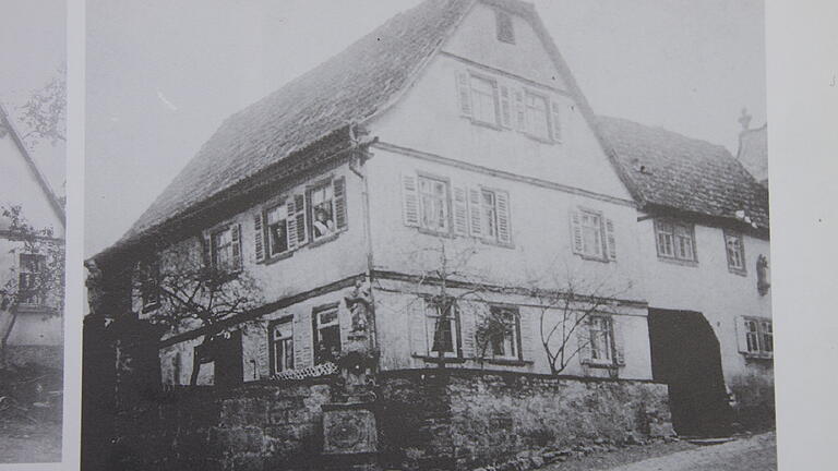 Ein Teil der Mauer im vorderen Bereich wurde eingerissen und durch einen Zaun ersetzt. Auch die alten Galgenfenster sind mittlerweile ausgetauscht. - Ein Teil der Mauer im vorderen Bereich wurde eingerissen und durch einen Zaun ersetzt. Auch die alten Galgenfenster sind mittlerweile ausgetauscht. Ein Teil der Mauer im vorderen Bereich wurde eingerissen und durch einen Zaun ersetzt. Auch die alten Galgenfenster sind mittlerweile ausgetauscht. - Ein Teil der Mauer im vorderen Bereich wurde eingerissen und durch einen Zaun ersetzt. Auch die alten Galgenfenster sind mittlerweile ausgetauscht.