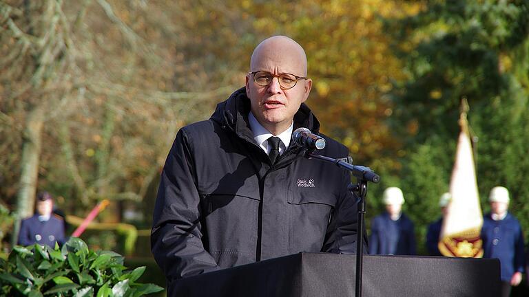 Bad Kissingens Oberbürbermeister sprach zur Gedenkfeier am Volkstrauertag. - Bad Kissingens Oberbürbermeister sprach zur Gedenkfeier am Volkstrauertag. Bad Kissingens Oberbürbermeister sprach zur Gedenkfeier am Volkstrauertag. - Bad Kissingens Oberbürbermeister sprach zur Gedenkfeier am Volkstrauertag.