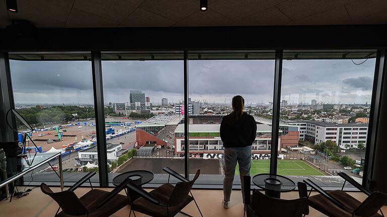 Grüner Bunker auf St. Pauli       -  Blick aus der Hotel-Lobby im grünen Bunker