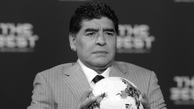 Diego Maradona       -  Maradonas sterbliche Überreste sollen auf Wunsch seiner Töchter in ein Mausoleum in Buenos Aires umgebettet werden.
