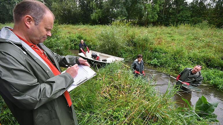 Fischereifachberater Wolfgang Silkenat führt akribisch Buch über die im Umgehungsbach an der Staustufe Randersacker gefangenen Fische. Die ermittelten Daten dienen dem Artenschutz.