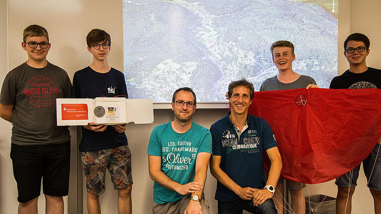 Die Schüler des 'Strato-Teams' aus der zehnten Klasse freuen sich mit ihren Lehrern Martin Hofmann (links) und Thomas Keßelring über das erfolgreich verlaufene Projekt. Die Schüler des 'Strato-Teams' aus der zehnten Klasse freuen sich mit ihren Lehrern Martin Hofmann (links) und Thomas Keßelring über das erfolgreich verlaufene Projekt.