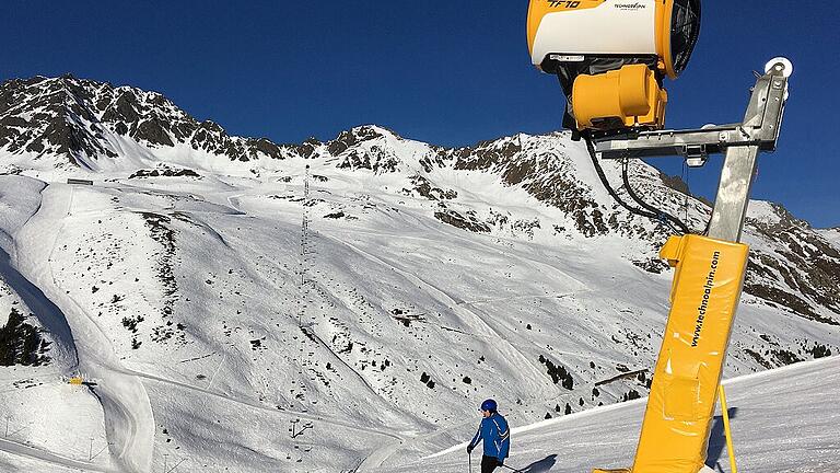 Wettrüsten mit Schneekanone - der Trend geht zum Mega-Skigebiet - Ohne Schneekanonen geht in zahlreichen Skigebieten nichts. Doch vielerorts gibt es über die dafür nötigen Speicherseen Streit. Wettrüsten mit Schneekanone - der Trend geht zum Mega-Skigebiet - Ohne Schneekanonen geht in zahlreichen Skigebieten nichts. Doch vielerorts gibt es über die dafür nötigen Speicherseen Streit.
