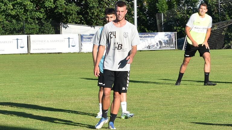 Marvin Weiß (vorne) wechselt von der SpVgg Greuther Fürth II zum TSV Aubstadt und hinterließ im ersten Training bereits einen guten Eindruck. Marvin Weiß (vorne) wechselt von der SpVgg Greuther Fürth II zum TSV Aubstadt und hinterließ im ersten Training bereits einen guten Eindruck.