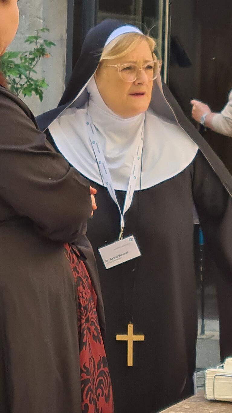 KreiskulturmanagerinDr. Astrid Hedrich-Scherpf machte auch im Ornat einer Klosteräbtissin eine gute Figur. KreiskulturmanagerinDr. Astrid Hedrich-Scherpf machte auch im Ornat einer Klosteräbtissin eine gute Figur.